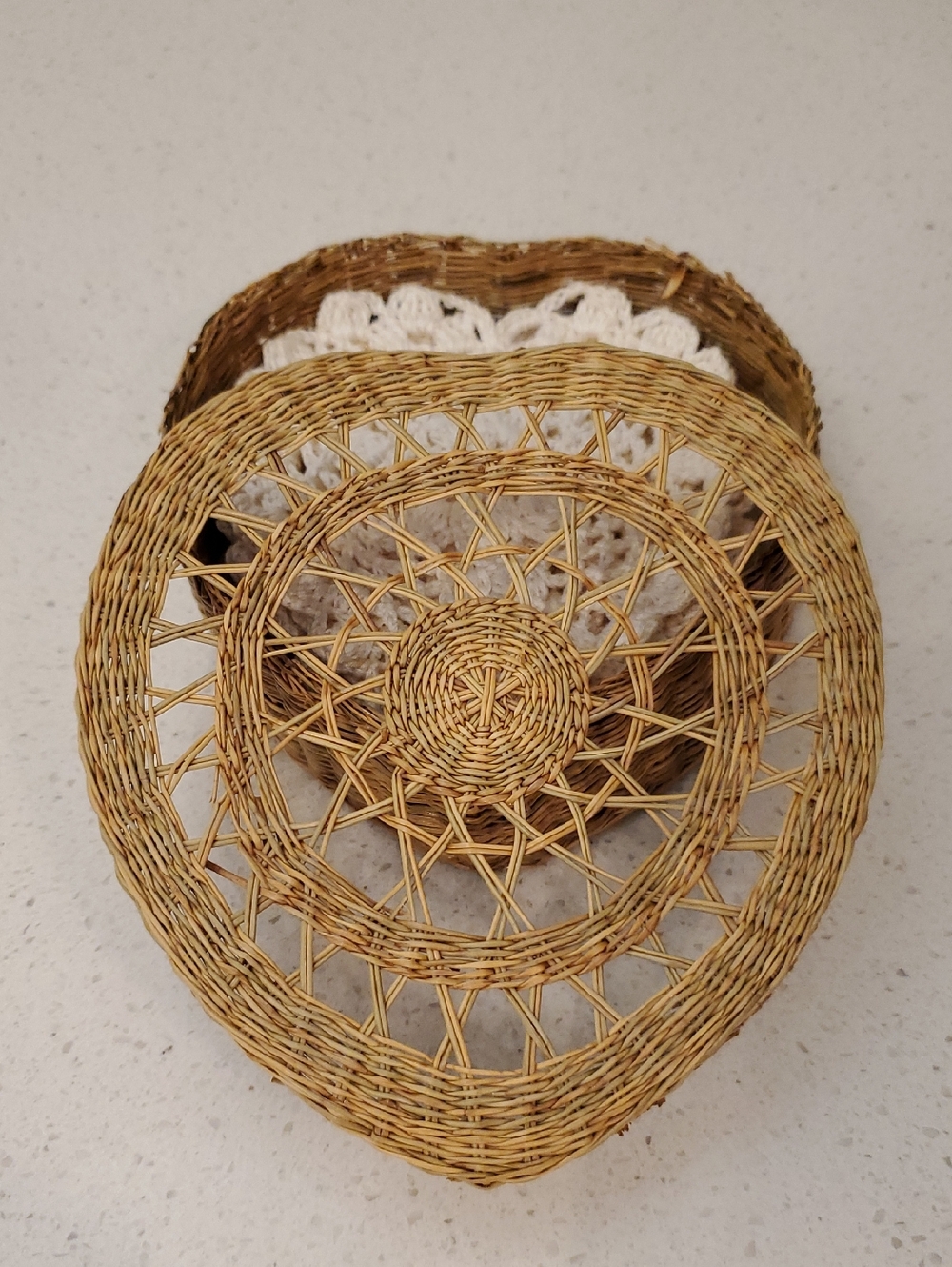 Vintage Heart Shaped Wicker Basket with Lot of 6 Crocheted Doily Coasters - Picture 2 of 8
